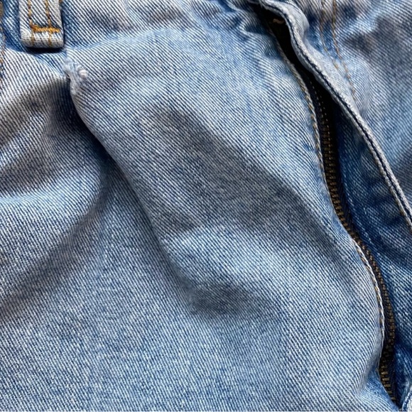 Vintage High rise light wash denim jeans. - Picture 10 of 17